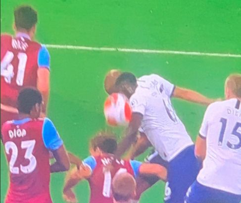 Davinson Sanchez handball