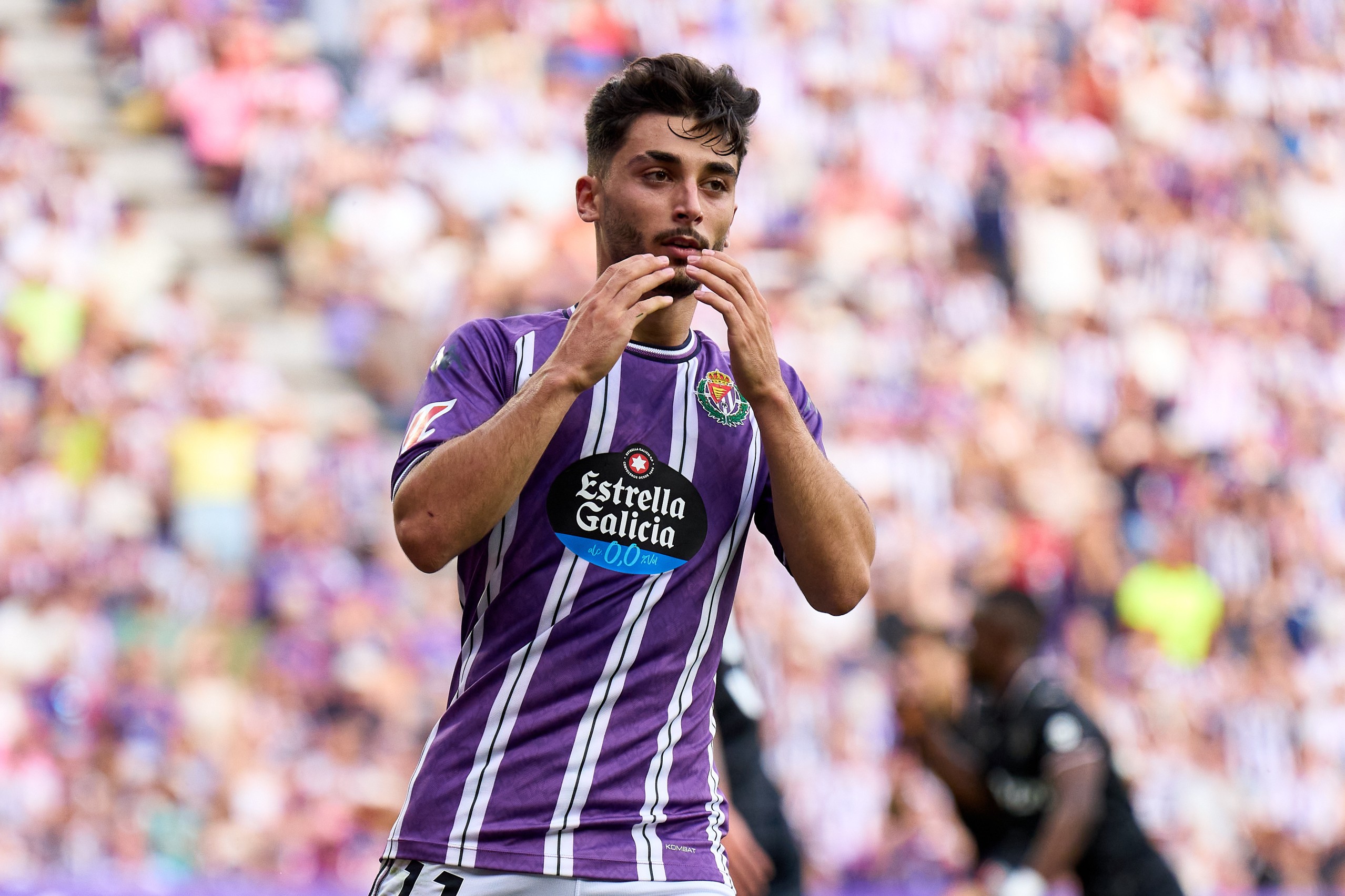 Tottenham and Liverpool want to sign Raul Moro.