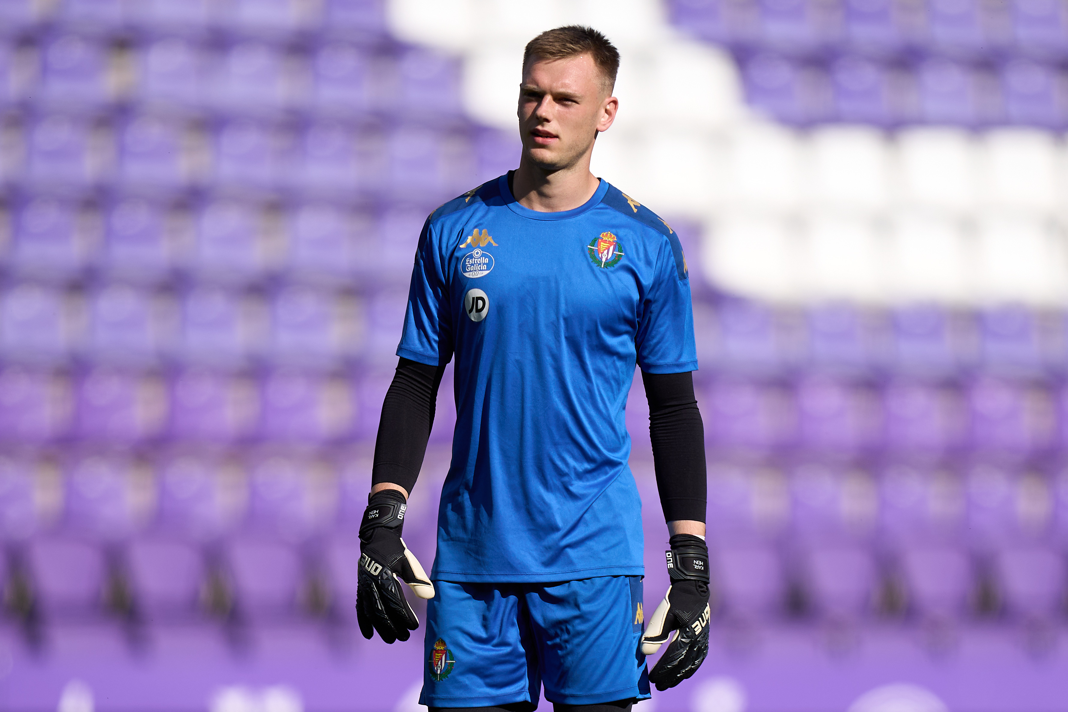 Tottenham and Chelsea want to sign Arsenal goalkeeper Karl Hein.