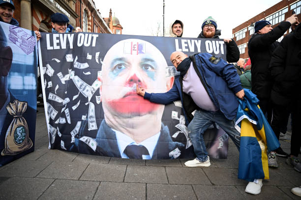 Tottenham fans bring banner against Daniel Levy