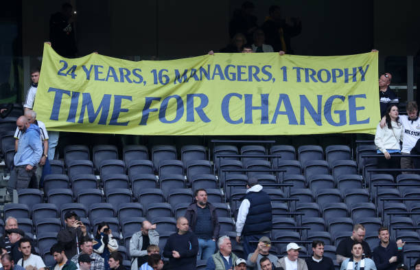 Tottenham fans bring banner against Daniel Levy