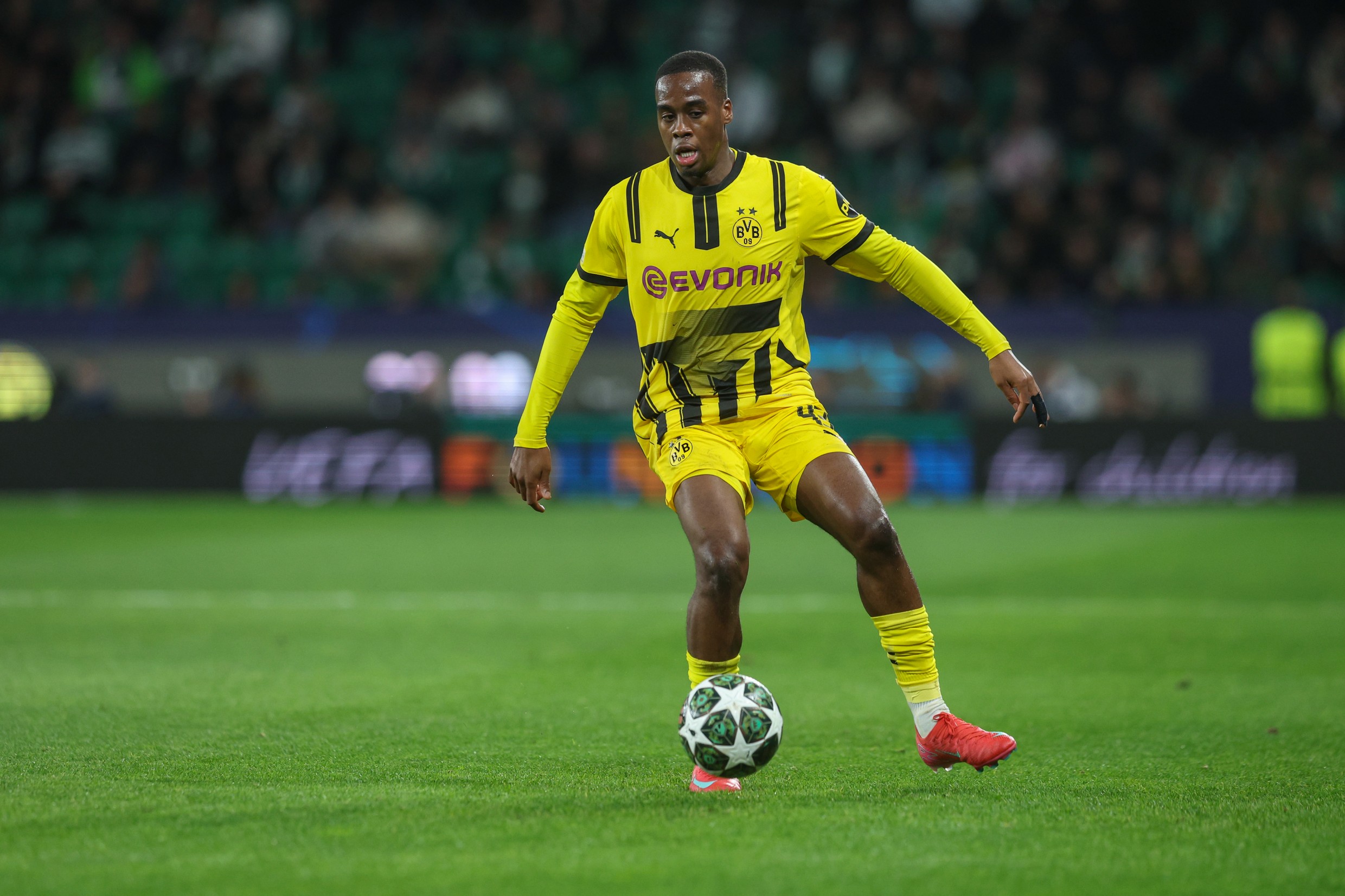Jamie Gittens of Borussia Dortmund runs with the ball