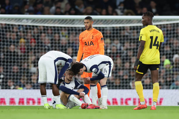 Tottenham players surrounding Dragusin