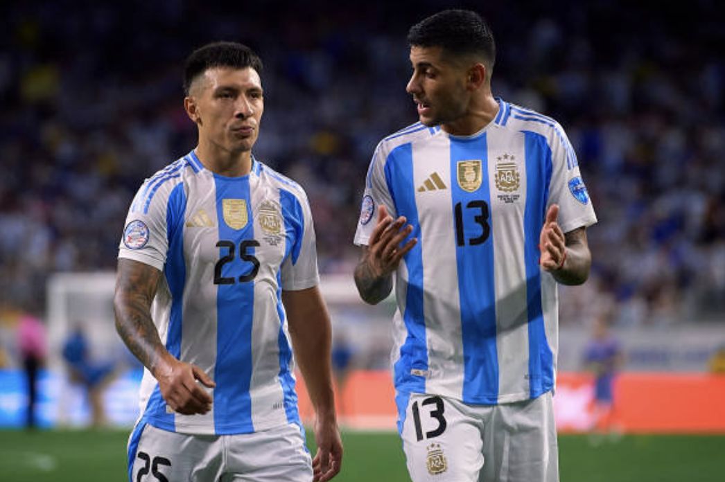 Lisandro Martínez speaks with Cuti Romero of Argentina