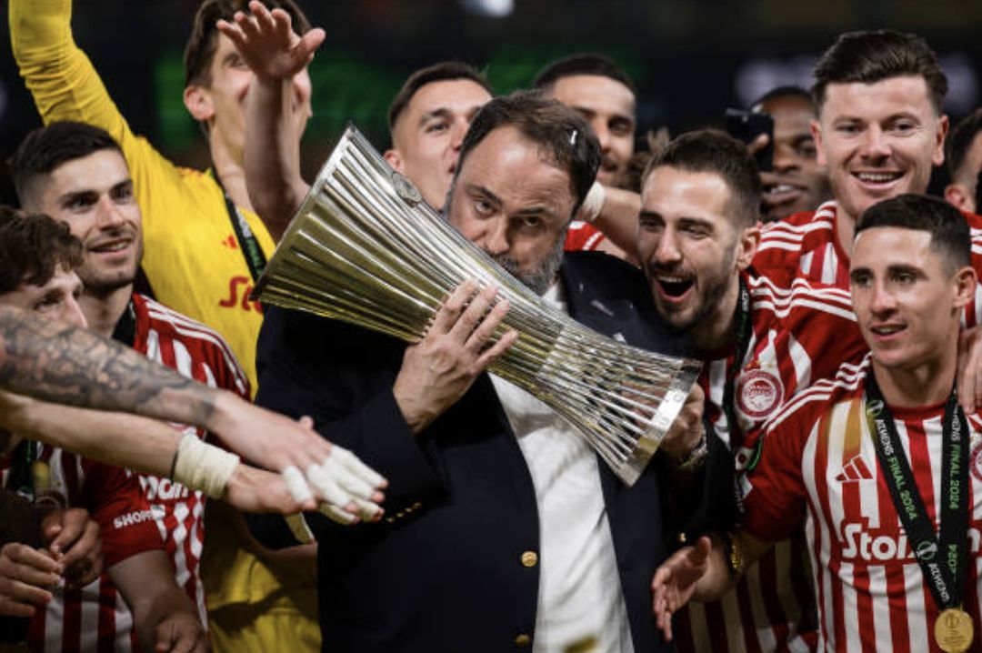 Evangelos Marinakis (C), president of Olympiacos FC, kisses the trophy during the award ceremony following the UEFA Conference League final football match between Olympiacos FC and ACF Fiorentina. Olympiacos FC won 1-0 over ACF Fiorentina after extra time. (Photo by Nicolò Campo/LightRocket via Getty Images)