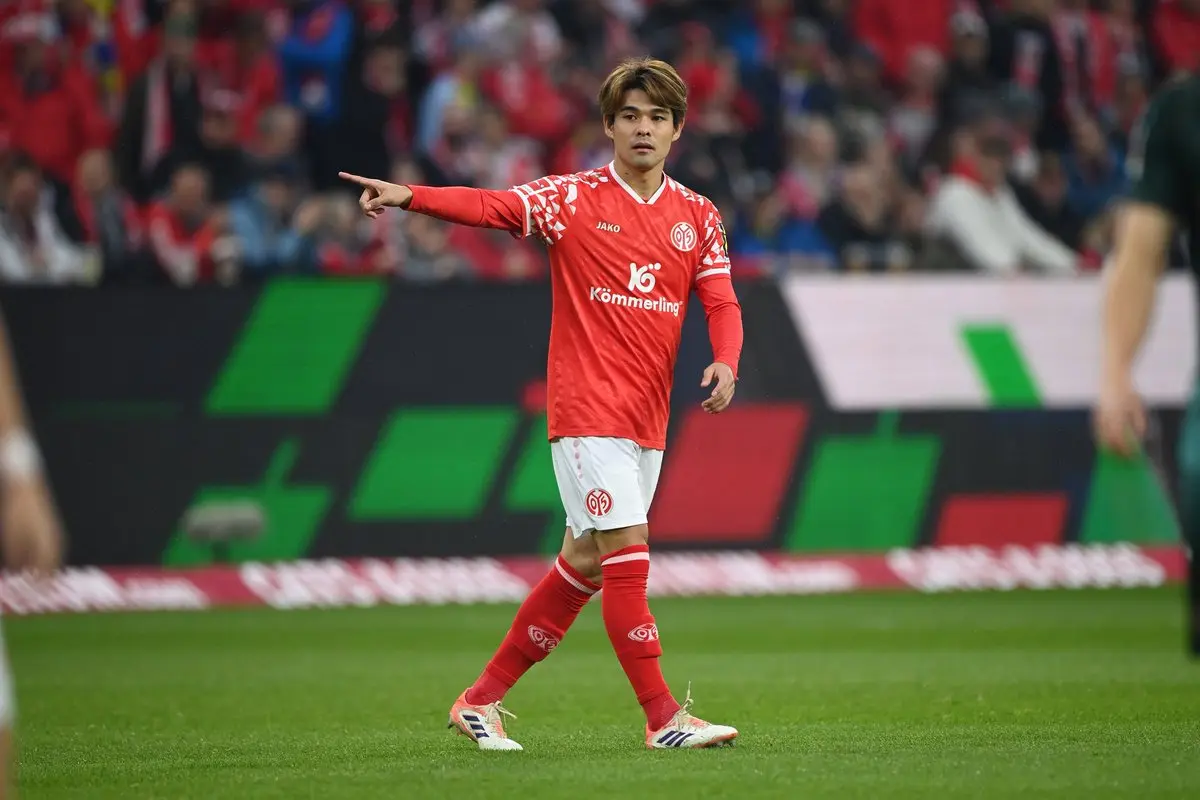 Kaishu Sano playing in a Mainz football match, wearing a red jersey.
