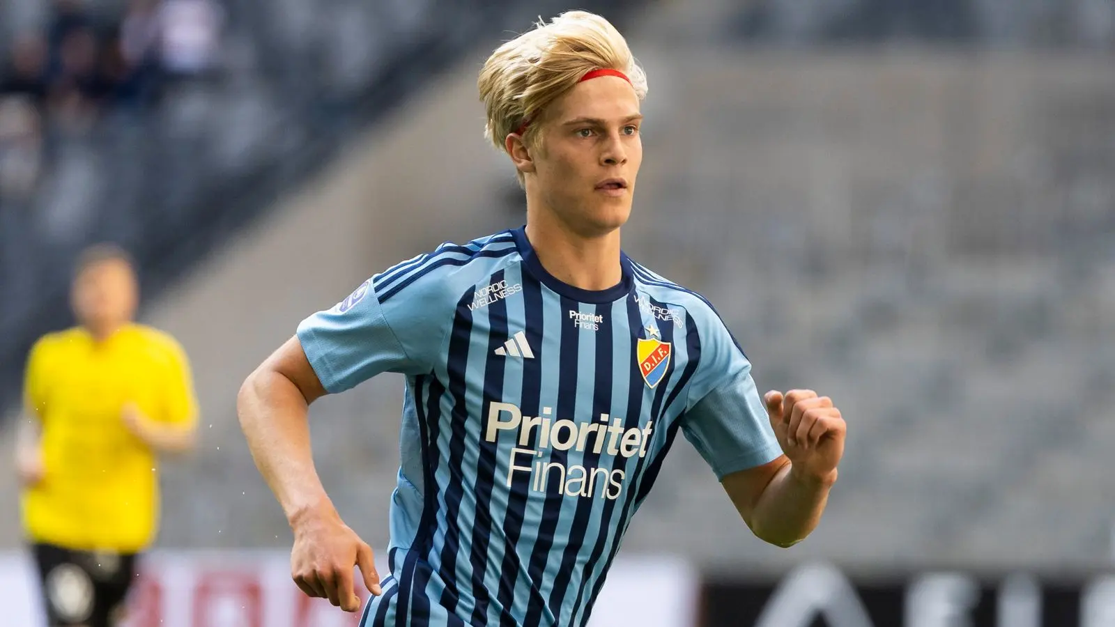 Lucas Bergvall playing for Djurgårdens IF in a blue and navy striped jersey