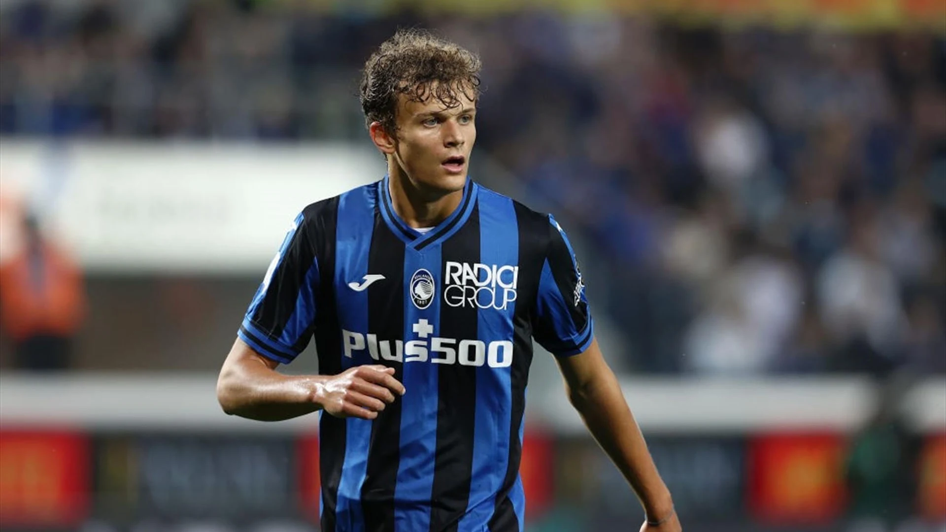 Giorgio Scalvini in an Atalanta BC kit during a match.